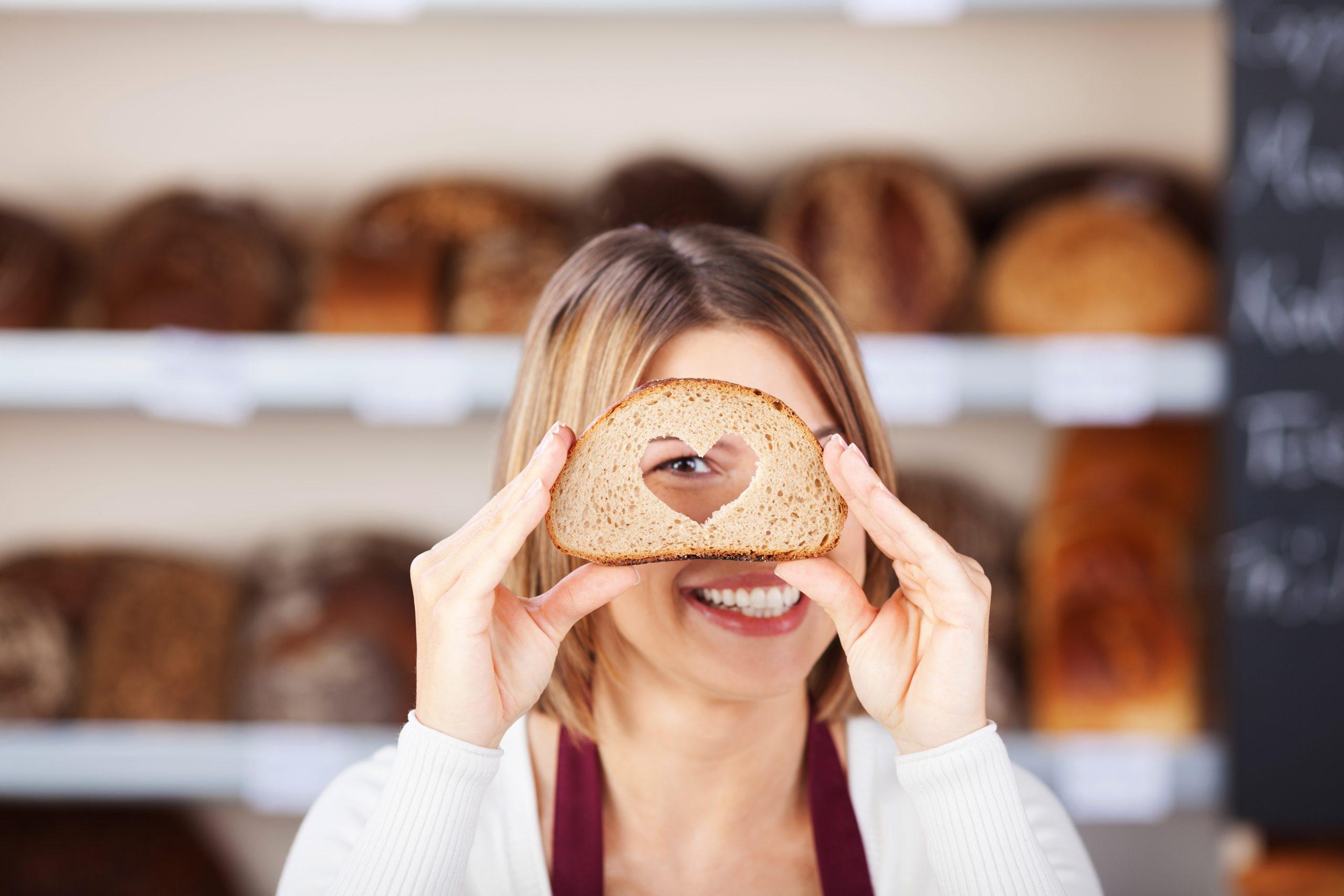 Маска для волос из хлеба. Хлебная маска. Хлеб в косметологии. Маска из хлеба. Девушка с хлебом.