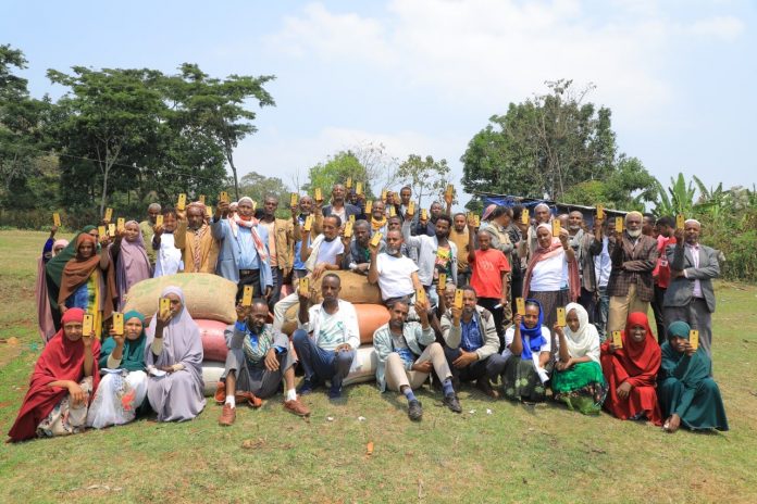 Ethiopian Farmers during Agunity Smartphone deployment. Farmers like these will benefit from AgriUT tokens.